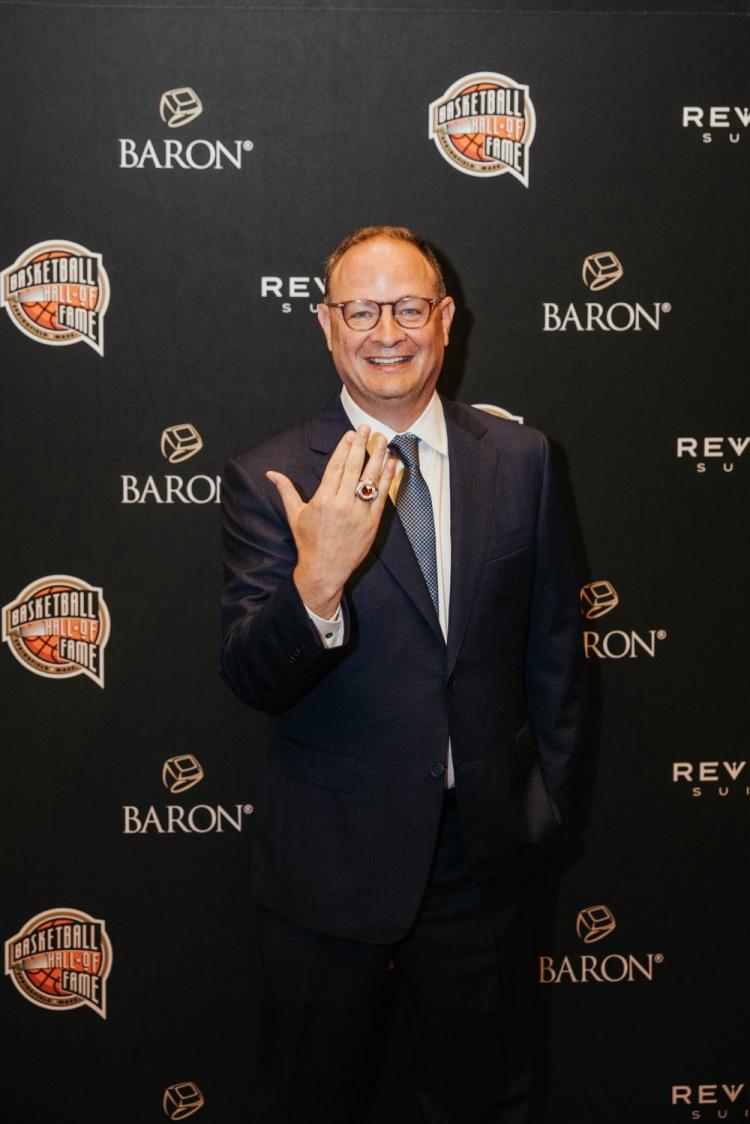 终于拿到戒指！Woj走上名人堂红毯 领取Curt Gowdy新闻工作奖戒指